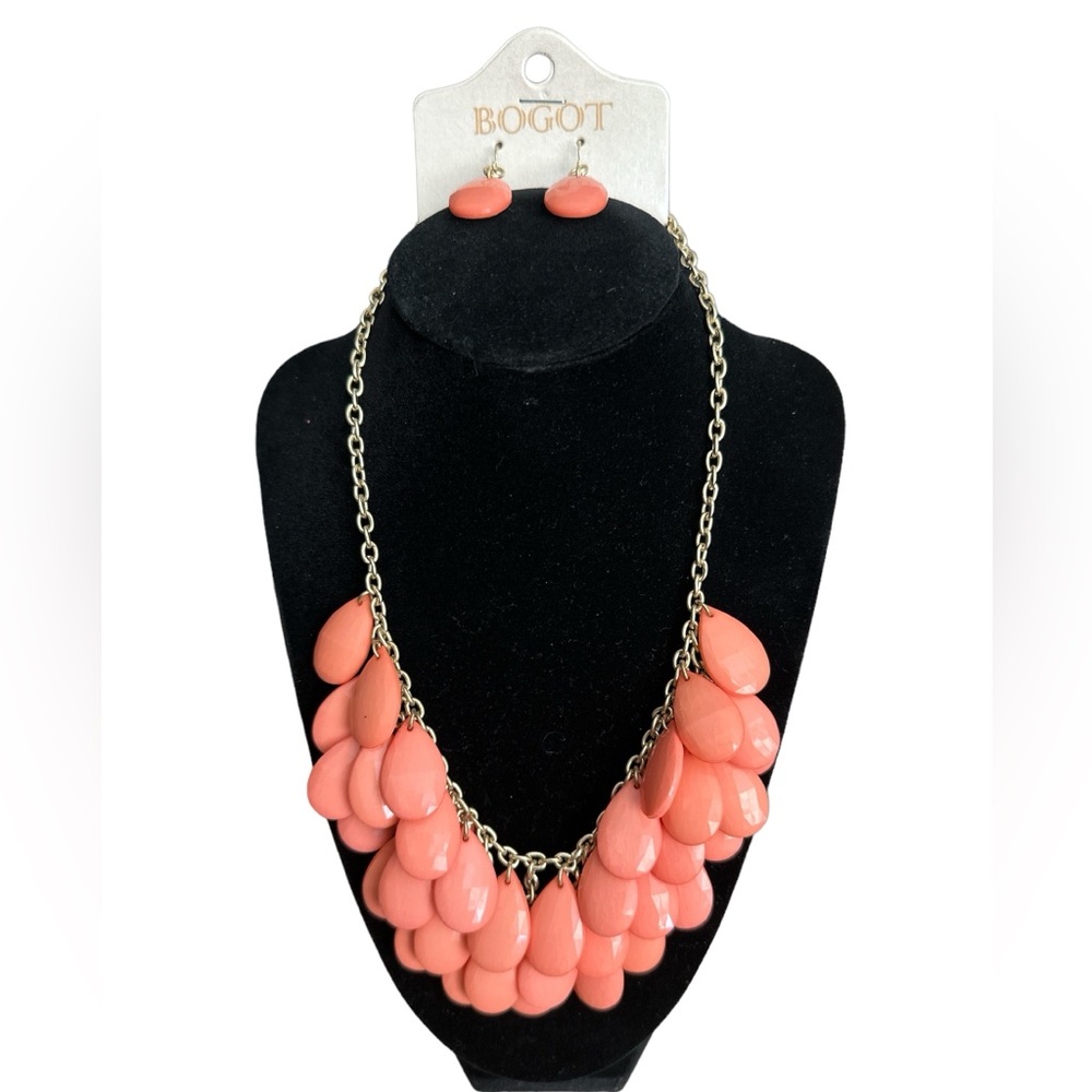 Stunning Coral and Gold Necklace and Earring Set